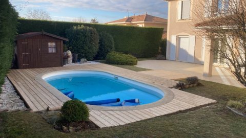 L'entreprise Aux Charmes du Jardin vous propose la création d'une terrasse autour d'une piscine à Chassieu