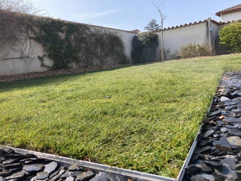 L'entreprise Aux Charmes du Jardin vous propose la pose d'un gazon en plaque à Chaponnay 