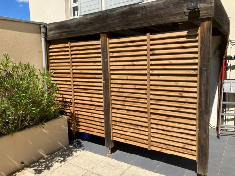 L'Entreprise Aux Charmes du jardin vous propose l'installation de clôture en pin type persienne à Vénissieux