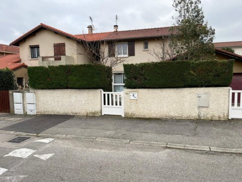 L'Entreprise Aux Charmes du jardin vous propose le rabattage d'une haie de cyprès à Mions