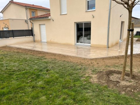 L'Entreprise Aux Charmes du jardin vous propose la création d'une terrasse en grès cerame à Toussieu