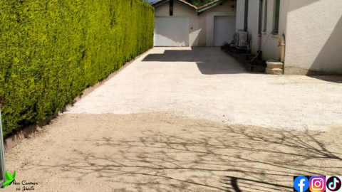 L'Entreprise Aux Charmes du Jardin vous propose la création d'une allée carossable en concassé blanc à Orliénas (69)