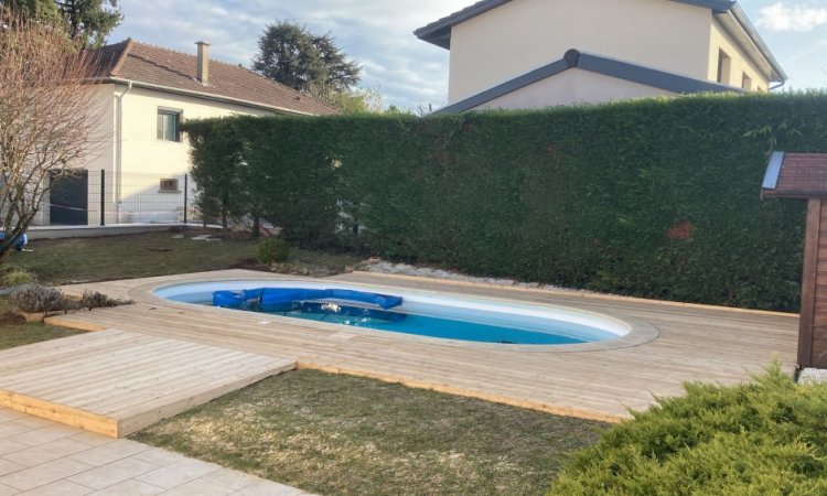 L'entreprise Aux Charmes du Jardin vous propose la création d'une terrasse autour d'une piscine à Chassieu