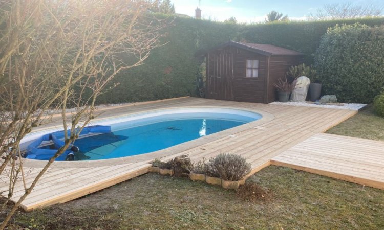 L'entreprise Aux Charmes du Jardin vous propose la création d'une terrasse autour d'une piscine à Chassieu