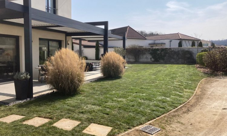 L'entreprise Aux Charmes du Jardin vous propose la pose d'un gazon en plaque à Chaponnay 