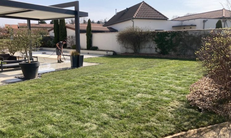 L'entreprise Aux Charmes du Jardin vous propose la pose d'un gazon en plaque à Chaponnay 