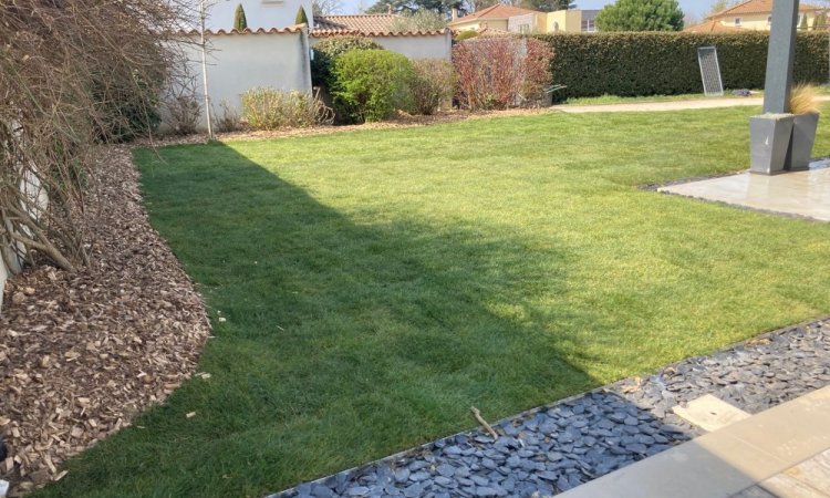 L'entreprise Aux Charmes du Jardin vous propose la pose d'un gazon en plaque à Chaponnay 