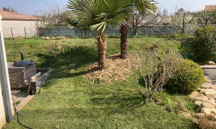 L'entreprise Aux Charmes du Jardin vous propose la pose d'un gazon en plaque à Chaponnay 