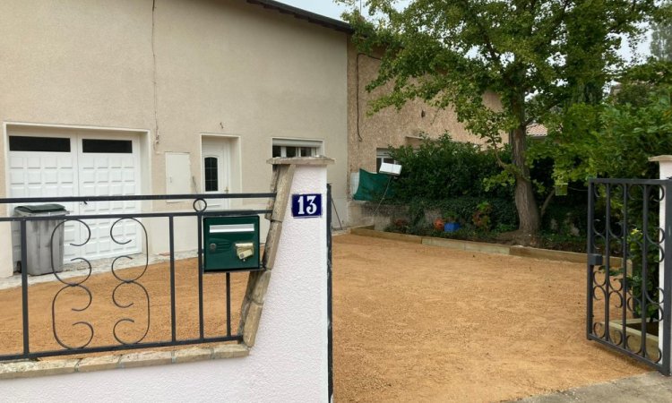 L'Entreprise Aux Charmes du Jardin vous propose la réalisation d'une cour en gravier à Mions 