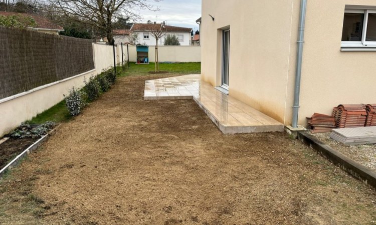 L'Entreprise Aux Charmes du jardin vous propose la création d'une terrasse en grès cerame à Toussieu