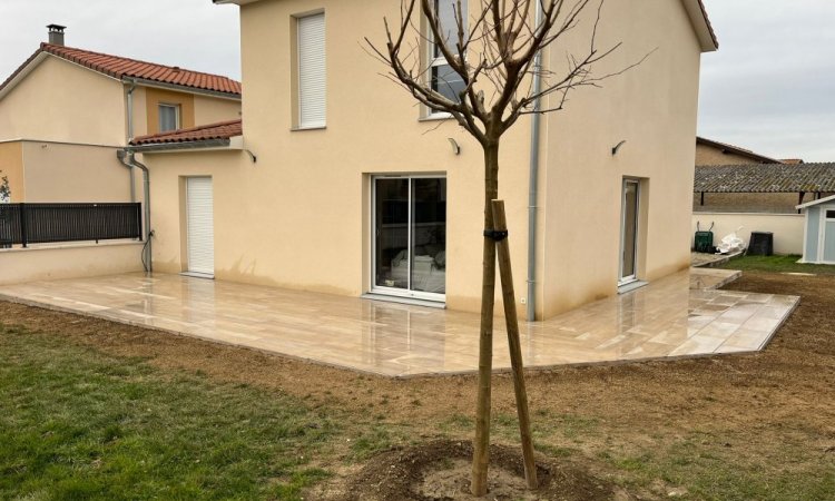 L'Entreprise Aux Charmes du jardin vous propose la création d'une terrasse en grès cerame à Toussieu