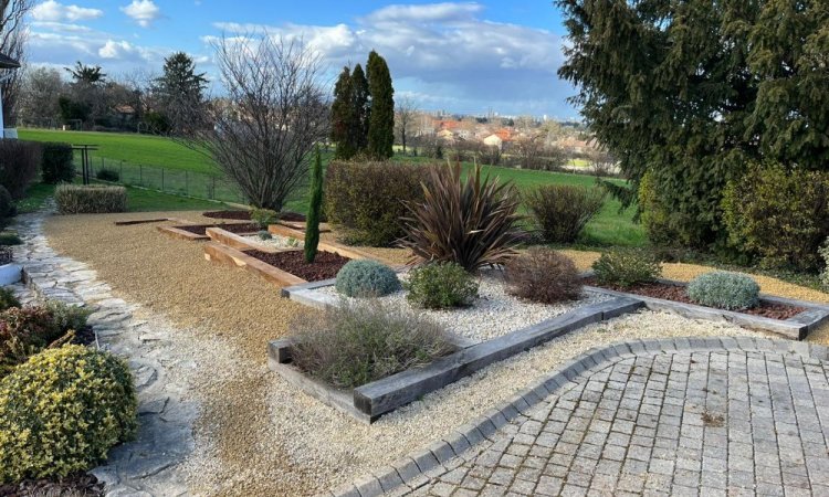 L'Entreprise Aux Charmes du Jardin vous propose la création d'un massif à Mions 